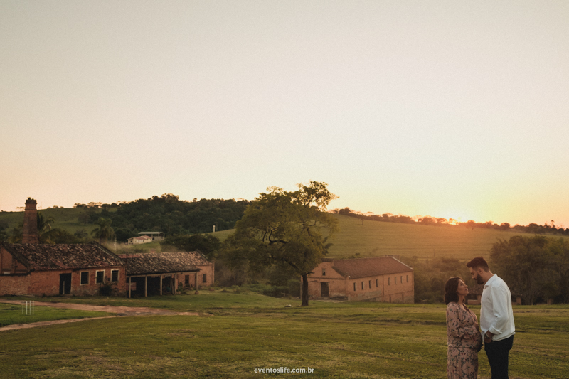 Ensaio gestante fotografia criativa espontânea na fazenda de dia pôr do sol sunset life fotografia sorocaba itu fazenda vassoural paisagem