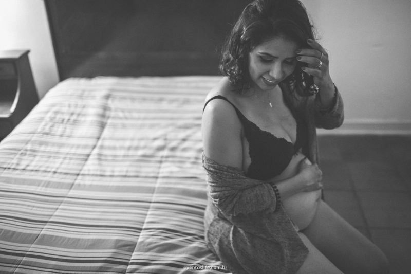 Ensaio gestante fotografia criativa espontânea na fazenda de dia pôr do sol sunset life fotografia sorocaba itu fazenda vassoural dentro de casa roupas íntimas