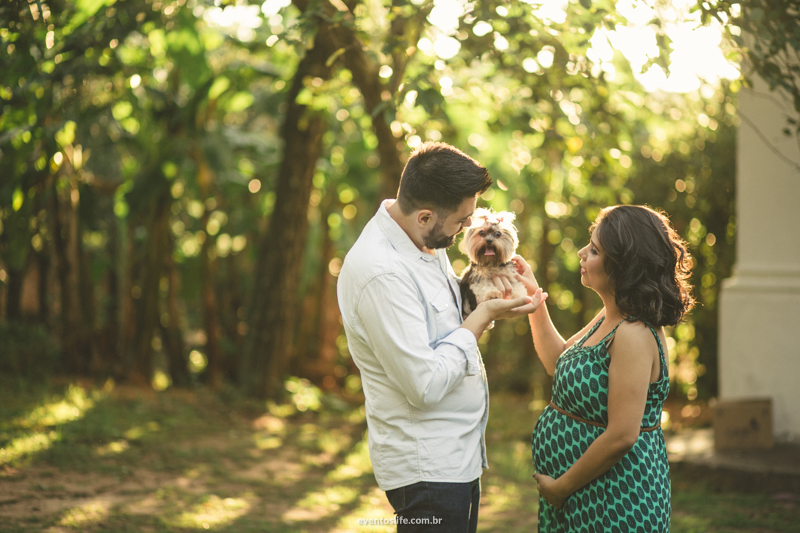Ensaio gestante fotografia criativa espontânea na fazenda de dia pôr do sol sunset life fotografia sorocaba itu fazenda vassoural cachorro pequeno