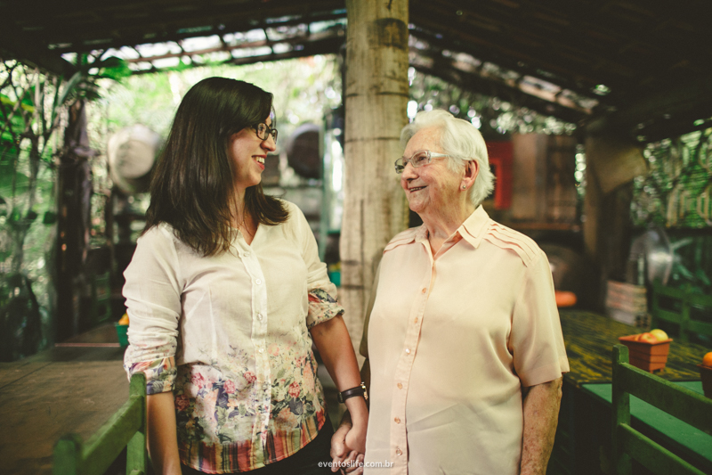 Life Fotografia Camila e Guiomar Apiário Morada do Sol Ensaio Neta e Avó Sessão de Fotos Fotografia espontânea criativa mãos dadas se olhando