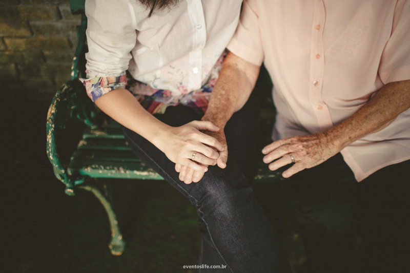 Life Fotografia Camila e Guiomar Apiário Morada do Sol Ensaio Neta e Avó Sessão de Fotos Fotografia espontânea criativa mãos