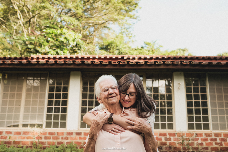 Life Fotografia Camila e Guiomar Apiário Morada do Sol Ensaio Neta e Avó Sessão de Fotos Fotografia espontânea criativa abraço