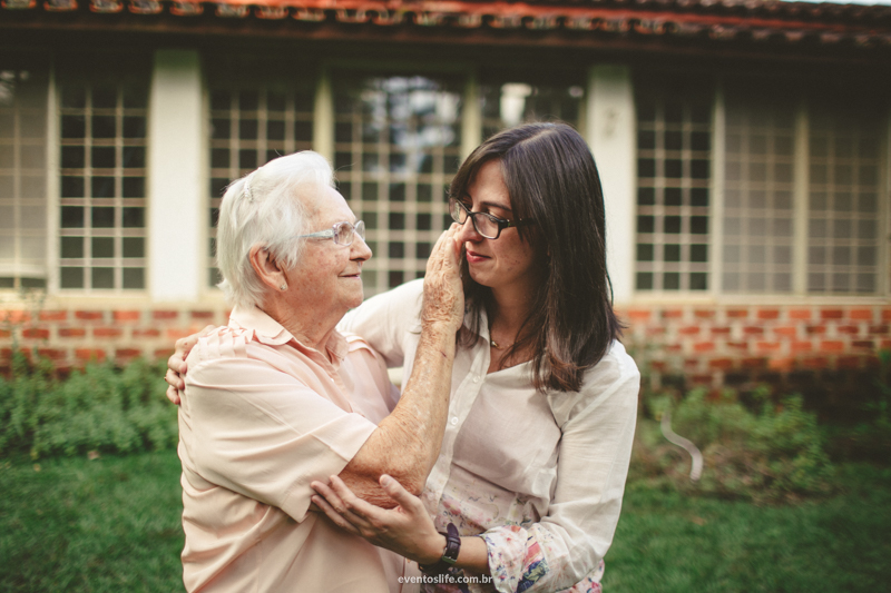 Life Fotografia Camila e Guiomar Apiário Morada do Sol Ensaio Neta e Avó Sessão de Fotos Fotografia espontânea criativa sentimento