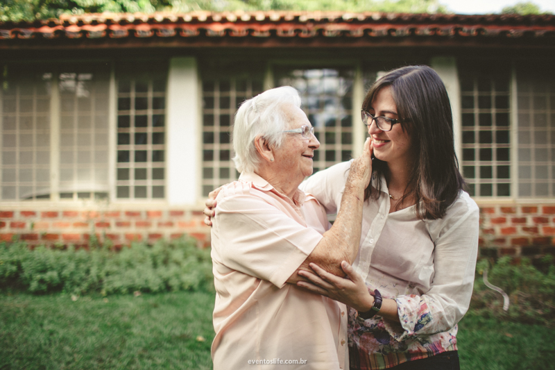 Life Fotografia Camila e Guiomar Apiário Morada do Sol Ensaio Neta e Avó Sessão de Fotos Fotografia espontânea criativa lágrimas