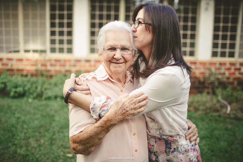 Life Fotografia Camila e Guiomar Apiário Morada do Sol Ensaio Neta e Avó Sessão de Fotos Fotografia espontânea criativa beijo