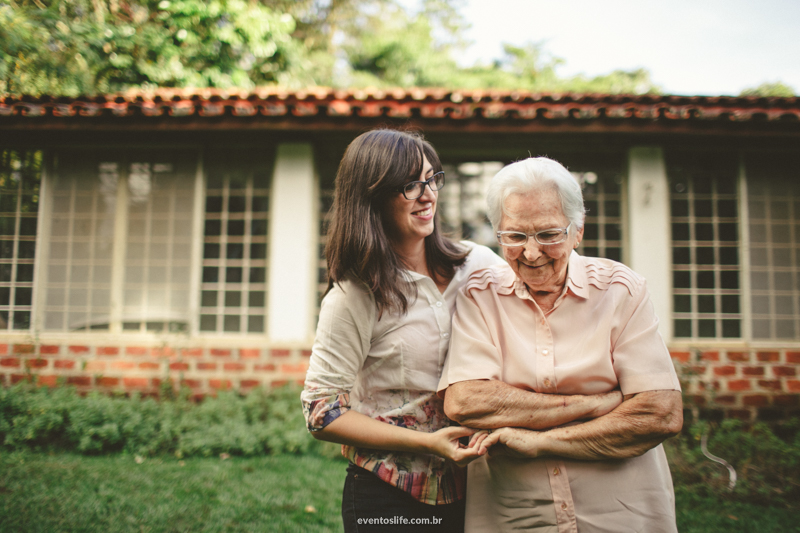 Life Fotografia Camila e Guiomar Apiário Morada do Sol Ensaio Neta e Avó Sessão de Fotos Fotografia espontânea criativa dança