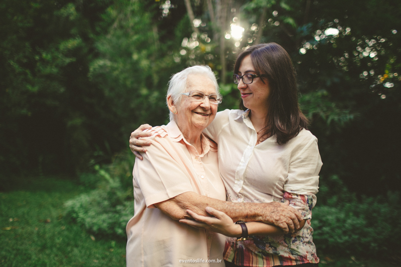Life Fotografia Camila e Guiomar Apiário Morada do Sol Ensaio Neta e Avó Sessão de Fotos Fotografia espontânea criativa por do sol