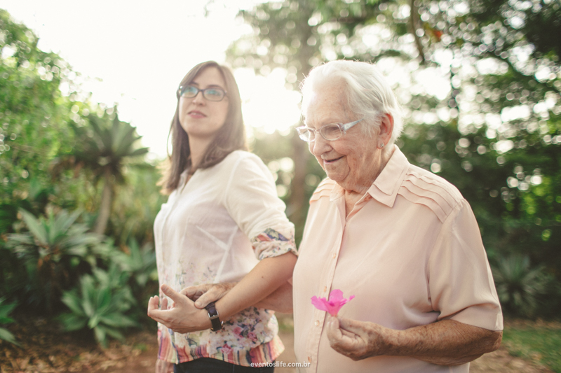 Life Fotografia Camila e Guiomar Apiário Morada do Sol Ensaio Neta e Avó Sessão de Fotos Fotografia espontânea criativa caminhando juntas