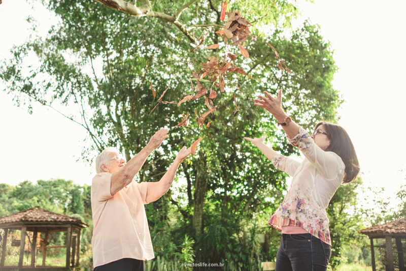 Life Fotografia Camila e Guiomar Apiário Morada do Sol Ensaio Neta e Avó Sessão de Fotos Fotografia espontânea criativa jogando folhas