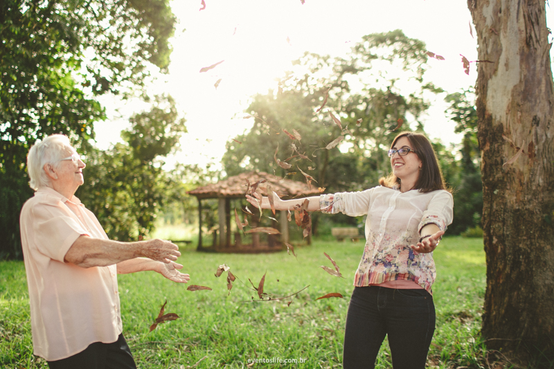 Life Fotografia Camila e Guiomar Apiário Morada do Sol Ensaio Neta e Avó Sessão de Fotos Fotografia espontânea criativa sunset folhas outono