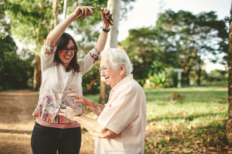 Life Fotografia Camila e Guiomar Apiário Morada do Sol Ensaio Neta e Avó Sessão de Fotos Fotografia espontânea criativa sorrisos