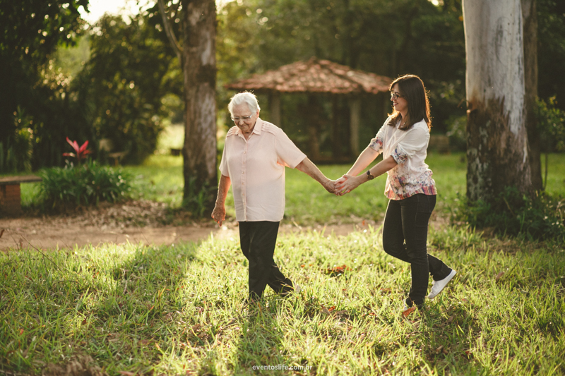 Life Fotografia Camila e Guiomar Apiário Morada do Sol Ensaio Neta e Avó Sessão de Fotos Fotografia espontânea criativa caminhando junta