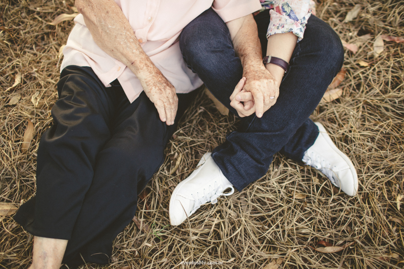 Life Fotografia Camila e Guiomar Apiário Morada do Sol Ensaio Neta e Avó Sessão de Fotos Fotografia espontânea criativa mãos dadas idade