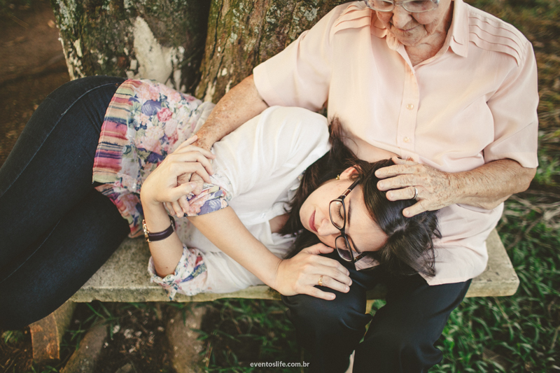 Life Fotografia Camila e Guiomar Apiário Morada do Sol Ensaio Neta e Avó Sessão de Fotos Fotografia espontânea criativa carinho de vó