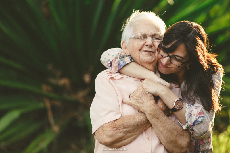 Life Fotografia Camila e Guiomar Apiário Morada do Sol Ensaio Neta e Avó Sessão de Fotos Fotografia espontânea criativa abraço apertado