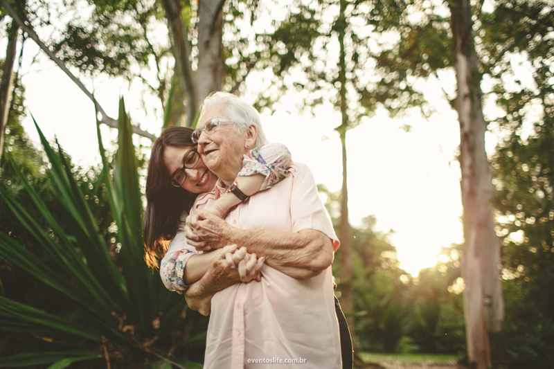 Life Fotografia Camila e Guiomar Apiário Morada do Sol Ensaio Neta e Avó Sessão de Fotos Fotografia espontânea criativa amor de família