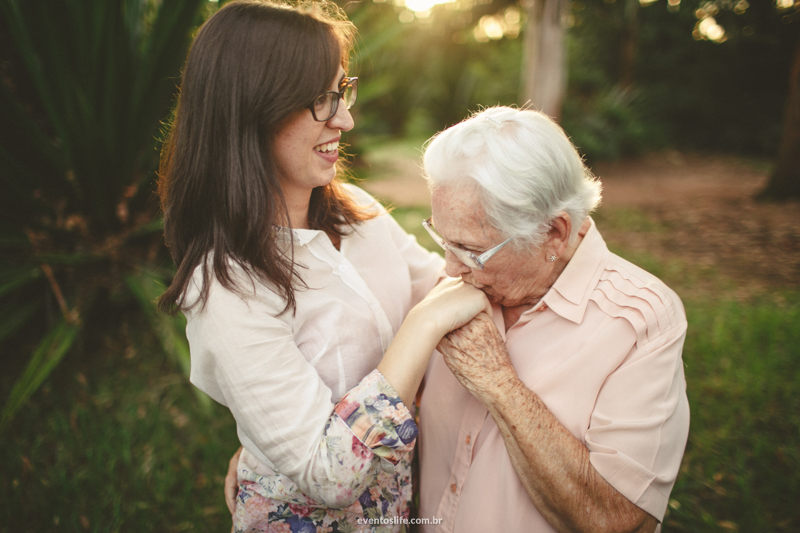 Life Fotografia Camila e Guiomar Apiário Morada do Sol Ensaio Neta e Avó Sessão de Fotos Fotografia espontânea criativa beijo nas mãos