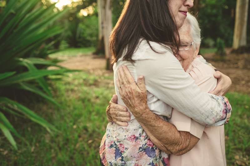 Life Fotografia Camila e Guiomar Apiário Morada do Sol Ensaio Neta e Avó Sessão de Fotos Fotografia espontânea criativa sentimento verdadeiro