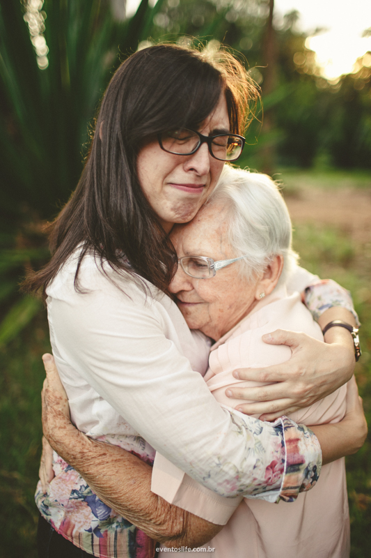 Life Fotografia Camila e Guiomar Apiário Morada do Sol Ensaio Neta e Avó Sessão de Fotos Fotografia espontânea criativa emoção lágrimas vó
