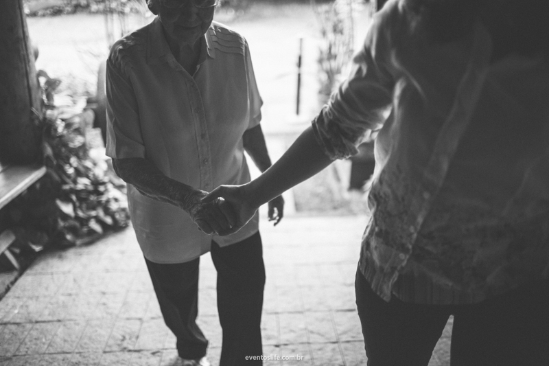 Life Fotografia Camila e Guiomar Apiário Morada do Sol Ensaio Neta e Avó Sessão de Fotos Fotografia espontânea criativa mãos dadas