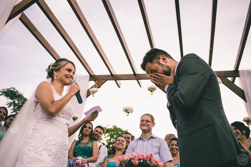 votos da noiva, votos, vows, emoção, noivo chorando, noivo emocionado, cerimônia religiosa, fotografia espontânea, case de dia, casamento rústico