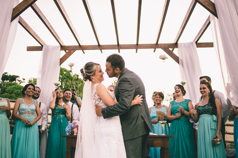 beijo dos noivos, casamento de dia, casamento rústico, kiss the bride, groom, enfim casados, vestida de noiva, lápis de noiva, casamento diy