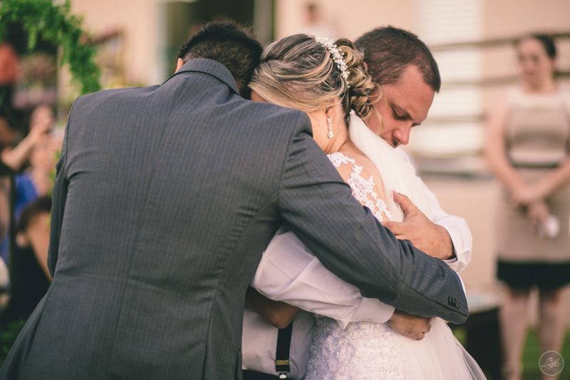 abraço emocionante, casamento, wedding, família, family, hug, case de dia, casamento rústico, fotografia espontânea, life fotografia, sorocaba