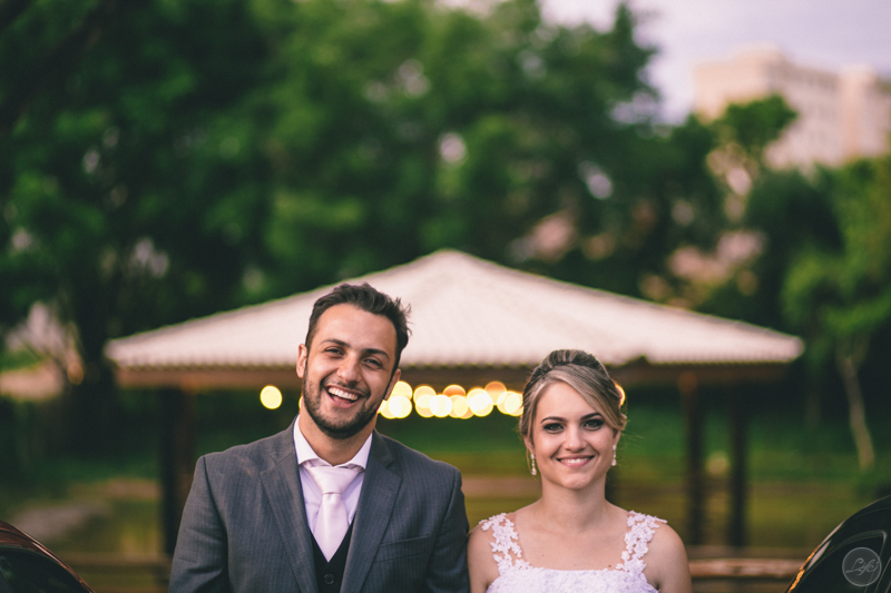 fotografia dos noivos, fotos protocolares, luzinhas, case de dia, casamento rústico, enfim casados, marido e mulher, inspiração para noivas, casamento ao ar livre