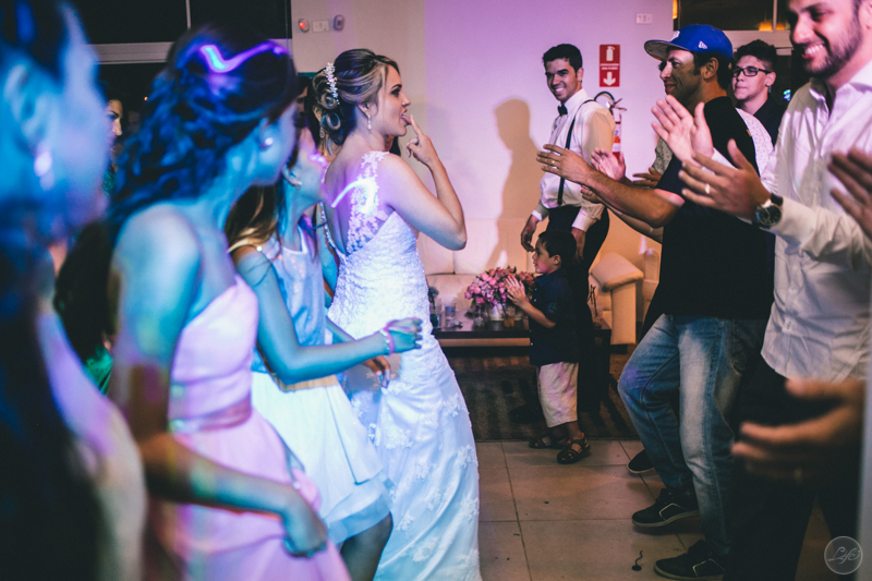 festa, recepção, pista animada, luzes diferentes, fotografia criativa, fotografia espontânea, dançando, dj, balada, noiva, bride
