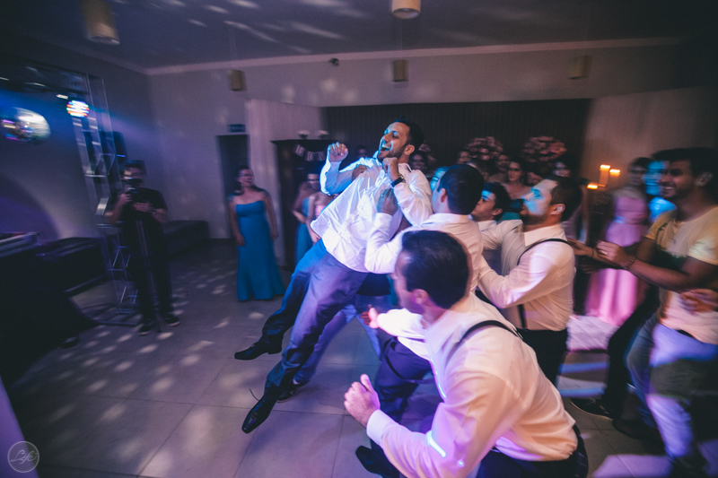 festa, recepção, pista animada, luzes diferentes, fotografia criativa, fotografia espontânea, dançando, dj, balada, noivo, groom
