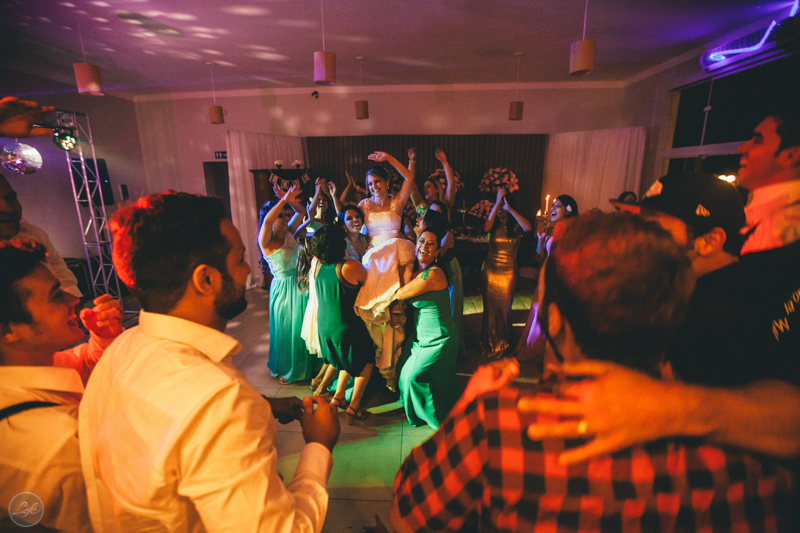 festa, recepção, pista animada, luzes diferentes, fotografia criativa, fotografia espontânea, dançando, dj, balada