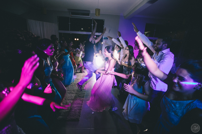 festa, recepção, pista animada, luzes diferentes, fotografia criativa, fotografia espontânea, dançando, dj, balada
