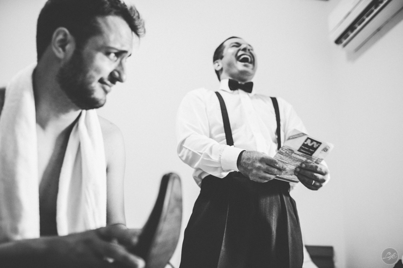 making of groom, noivo, riso, gargalhada, diversão, pb, bw, fotografia espontânea, fotografia natural, case de dia, casamento rústico