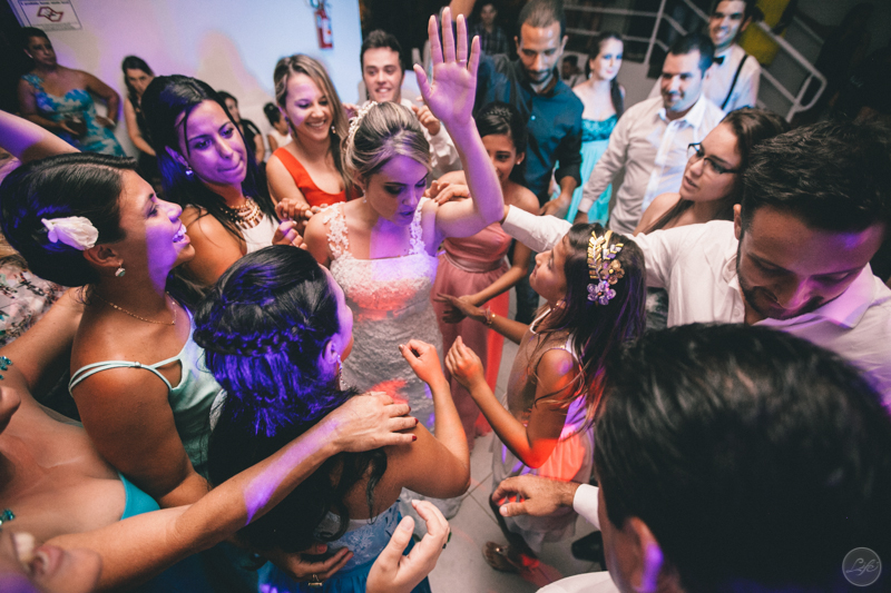 festa, recepção, pista animada, luzes diferentes, fotografia criativa, fotografia espontânea, dançando, dj, balada