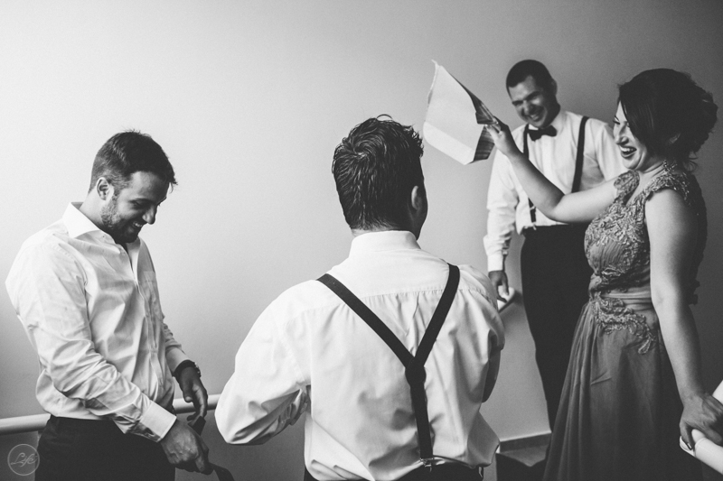 making of groom, noivo, amigos, padrinhos, brincadeiras, case de dia, fotografia criativa, fotografia espontânea