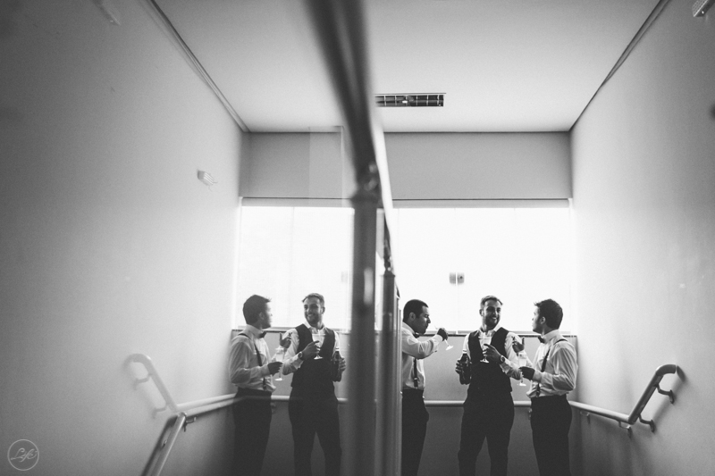 making of groom, noivo, pb, bw, life fotografia criativa, fotografia espontânea, padrinhos, amigos