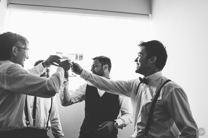 brinde, making of noivo, groom, pb, bw, case de dia, casamento rústico, padrinhos, amigos