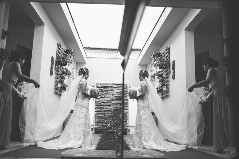 retrato da noiva, making of bride, pb, bw, case de dia, casamento rústico, vestida de noiva, vestido lindo, wedding dress, véu, fotografia criativa