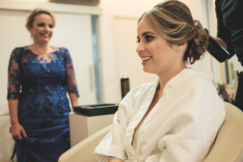 Casamento Desirée e Renan São Roque Life Fotografia Sorocaba Luz Natural Fotografia Criativa Espontânera Wedding phtographer arrumando o cabelo