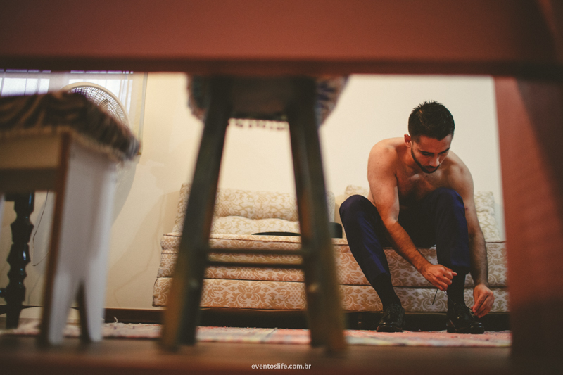 Casamento Desirée e Renan São Roque Life Fotografia Sorocaba Luz Natural Fotografia Criativa Espontânera Wedding phtographer noivo groom vestindo o sapato