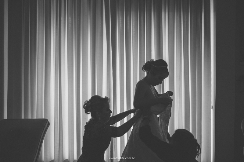 Casamento Desirée e Renan São Roque Life Fotografia Sorocaba Luz Natural Fotografia Criativa Espontânera Wedding phtographer noiva vestindo o vestido pela mãe