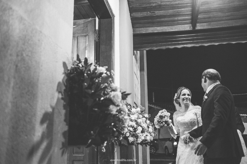 Casamento Desirée e Renan São Roque Life Fotografia Sorocaba Luz Natural Fotografia Criativa Espontânera Wedding phtographer entrada da noiva