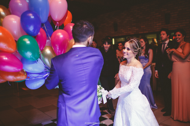 Casamento Desirée e Renan São Roque Life Fotografia Sorocaba Luz Natural Fotografia Criativa Espontânera Wedding phtographer noivo com balões entrada dos noivos no salão