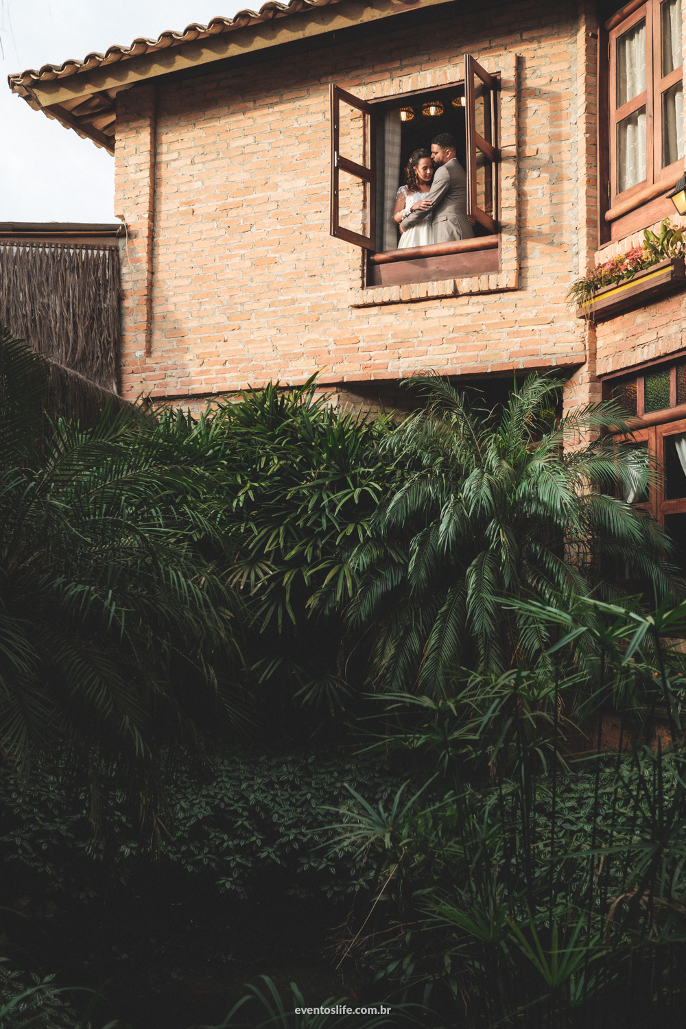 Foto de noivos protocolares fotografia criativa diferente casamento wedding case de dia por do sol vestida de noiva bride groom foto na janela inspiração para noivos