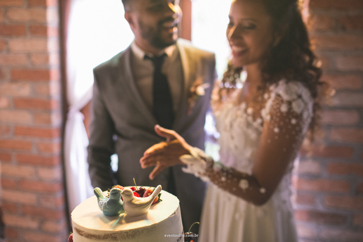 Bolo de casamento Wedding Cake Passarinhos topo de bolo inspiração para noivas partir o bolo esposo e esposa fotografia criativa diferente