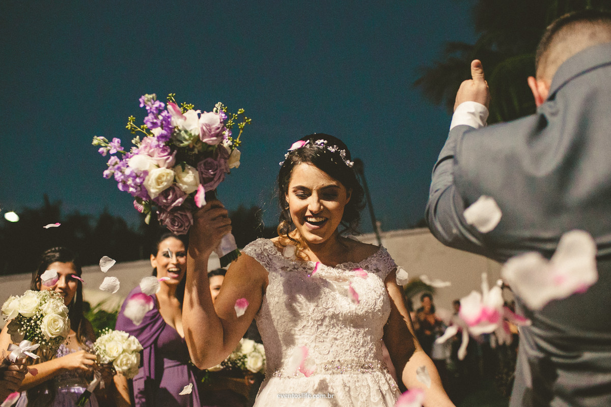 Cerimônia poly e bruno espaço franclei sorocaba fotografia criativa espontânea buquê saída dos noivos crepúsculo