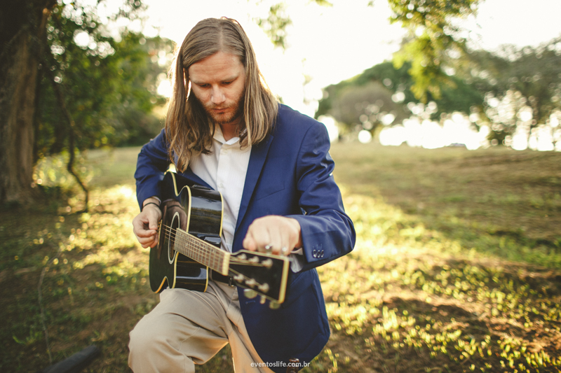 Casamento Camila e Jared, Wedding day, Life Fotografia, case de dia, Fotografia de casamento Sorocaba, Fotografia criativa, Cerimônia, Padrinho, tocando violão