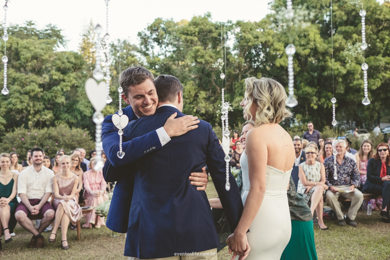 Casamento Camila e Jared, Wedding day, Life Fotografia, case de dia, Fotografia de casamento Sorocaba, Fotografia criativa, Cerimônia, abraço, hug