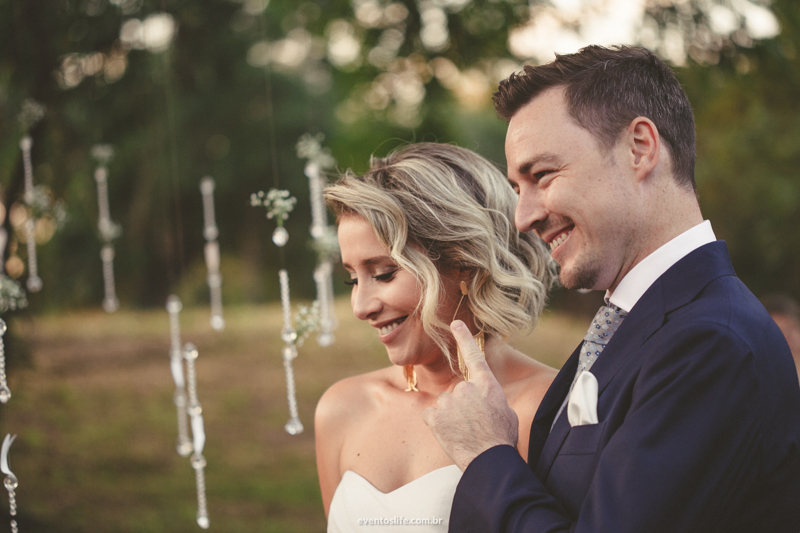 Casamento Camila e Jared, Wedding day, Life Fotografia, case de dia, Fotografia de casamento Sorocaba, Fotografia criativa, Cerimônia, noivo fazendo algo