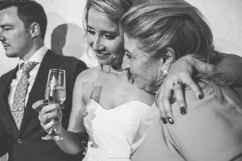 Casamento Camila e Jared, Wedding day, Life Fotografia, case de dia, Fotografia de casamento Sorocaba, Fotografia criativa, abraço da mãe, noiva, hug